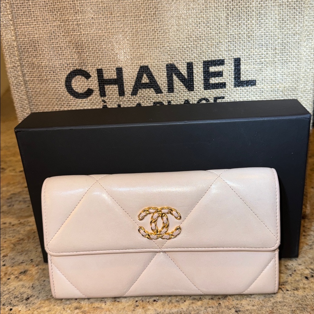 CHANEL 19 Flap Quilted Pale Pink Leather Wallet with Gold CC